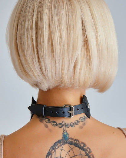 Leather choker "V"